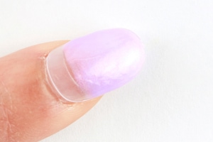 爪半分から2/3くらいまでに、麗ら菫を2度塗り