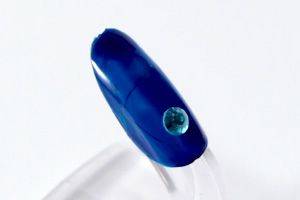人差し指と小指の爪に藍を二度塗りし、乾いたら、爪の生え際あたりにラインストーンを乗せる