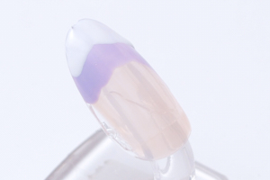 親指の左上から右下へ、3分の2ほど藤紫白を斜めに塗り、乾いたら藤紫白の半分に胡粉を重ねる