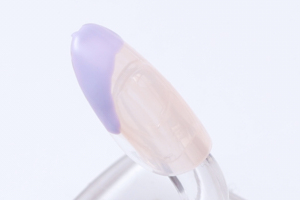 親指以外の爪に、左下から右上へ、3分の1ほど藤紫白を斜めに塗る