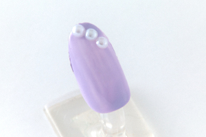 人差し指・薬指にパールパーツを乗せる