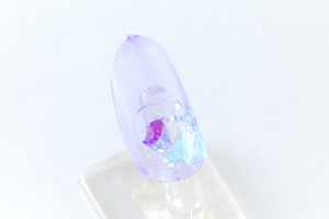 「水藤」が乾かないうちに、つまようじを使って好きな位置にホログラムパーツを乗せる