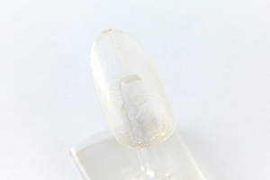 全ての爪に「金雲母」を二度塗りし、乾かす