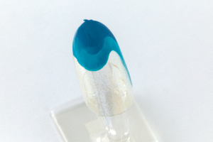 乾いたら、「おそら」の下部分2～3ミリを縁取るように、「水浅黄」を重ねて塗る