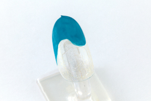 薬指・小指には２）と逆の配置に、「おそら」で楕円と左下に流れる波のような模様を付け加える