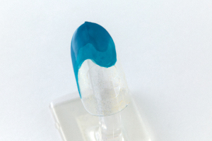 乾いたら、「おそら」の下部分2～3ミリを縁取るように、「水浅黄」を重ねて塗る