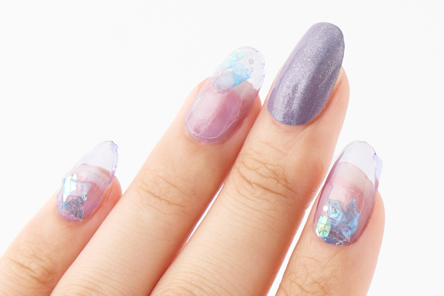 ホログラムがきらめく紫陽花ネイル
