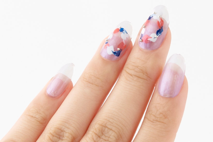 小さな煌めきが上品なシアーネイル