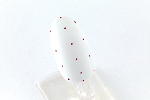 親指に、「京紅」で小さくドットの目印を付ける