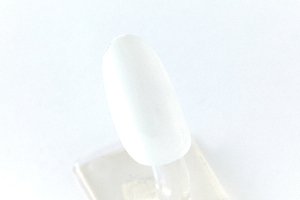 親指・中指の爪に「胡粉」を二度塗り