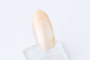 中指、薬指の全体に「陽光色」を塗ります。