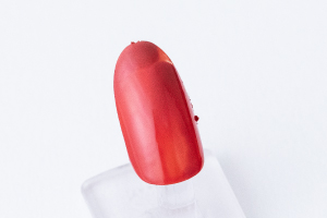 中指、薬指、人差し指の全体に「紅樺」を塗ります。