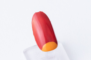 「紅樺」を塗った内の２本に、爪半月に沿って「漆黒」と「おみかん」を塗ります。