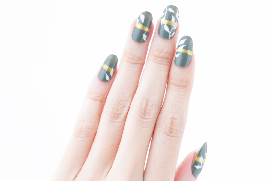 指先に自然の癒しを 大人シックなボタニカルネイル