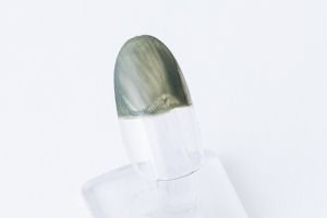 中指、小指は真ん中辺りから爪先に向かって「山鳩色」を二度塗りします。なるべく刷毛をゆっくり置き広げ、爪先に向かって引くように塗りましょう。塗り始めがまっすぐにならなくても大丈夫！