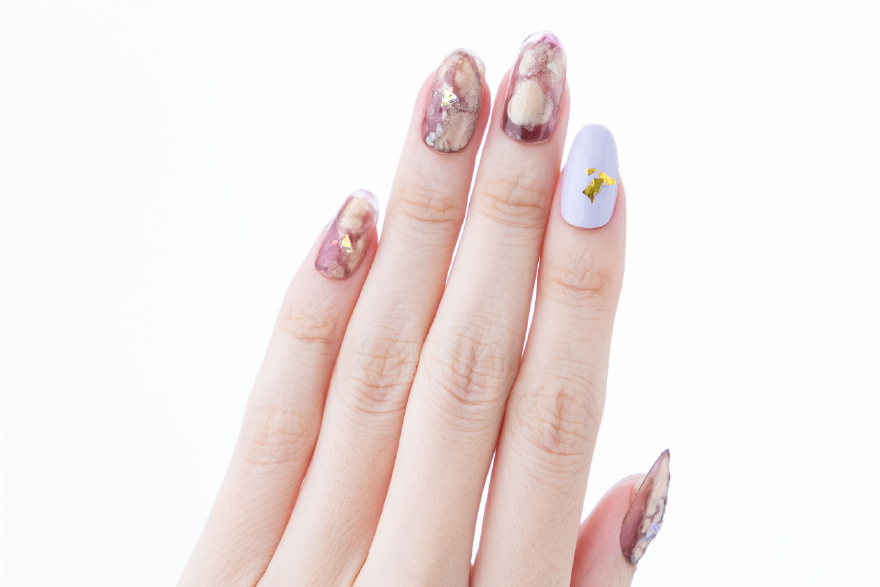 雅な華やかさを感じるニュアンスネイル
