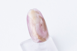 親指、中指、薬指、小指の爪に「金霞」を筆跡が残るように適当に重ね塗りします。