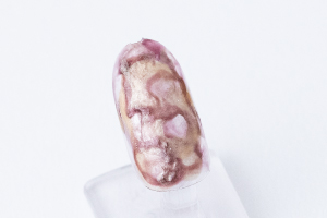 乾いたら筆跡を活かすように上から「二人静」と「金霞」で適当な模様を描きます。