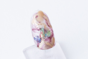 親指、中指、薬指、小指の爪にお好みでラメを乗せます。