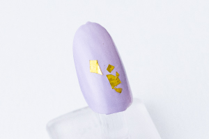 人差し指のお好みの位置に、金箔を乗せます。すべての爪に「スーパーコート」を塗って完成です。