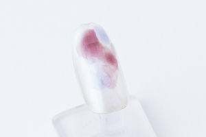 親指に「二人静」と「水藤」をランダムに乗せ、乾かないうちにスポンジを使ってぼかします。