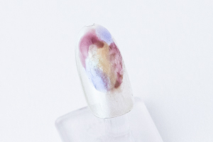 2）が乾いたら、上から「金霞」を乗せ、乾く前にスポンジでぼかします。乾くまで待ち、上から「青口雲母」を薄く重ねます。全体のバランスを見つつ、物足りないところは色を足します。