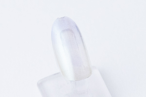 中指、薬指に「水藤」を塗り、スポンジでぼかし、グラデーションにします。（グラデーションの方向はお好みで）