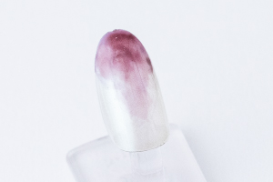 4）の上から「二人静」を塗り、スポンジでぼかし、グラデーションにします。