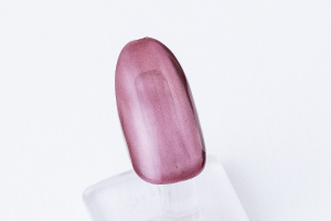 人差し指、小指に「二人静」を塗り重ねます。（濃さはお好みで、写真は四度塗り）全ての指に「スーパーコート」を塗れば完成です。