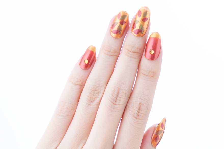 緋銅色でふんわり輝く落ち葉風ネイル