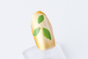 親指、中指、薬指に「黄金色」を三度塗りします。乾いたらつまようじを使って「鴬緑」で3～4ヵ所に葉の形を散らすように描きます。