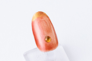 4）の爪の中央、少し下あたりにカラーストーンを置きます。「スーパーコート」を糊代わりに使用しています。