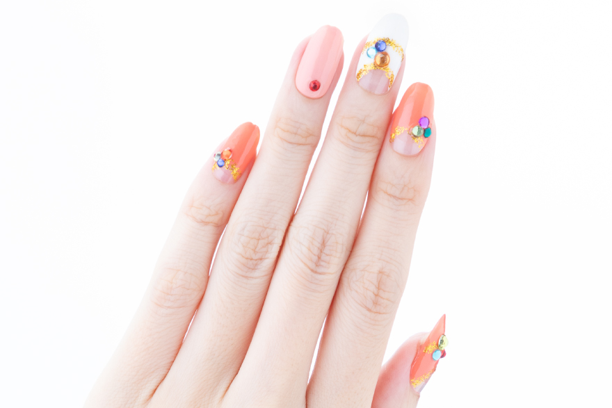 ピンクで可愛くキラキラネイル