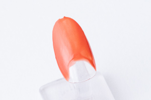 親指、人差し指、小指に根本を丸く残して「珊瑚」を二度塗りします。