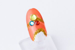 カラーストーンをそれぞれの指に「スーパーコート」を糊代わりにして付けます。