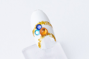 中指は親指と同じ工程を「胡粉」ベースで仕上げます。