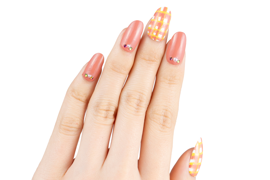 気分はピクニック！ポップなチェックネイル