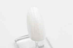 親指と中指に「胡粉」を二度塗りします。