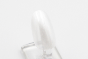 すべての指に「月光銀」を一度塗りして乾かします。