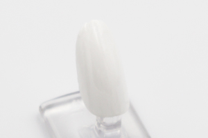 親指、薬指に「胡粉」を三度塗りします。