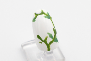 「鶯緑」が乾いたら「さわらび色」を使って葉を描き足します。