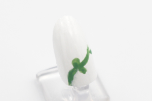 薬指は、「さわらび色」で植物のつるを描きます。