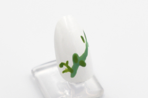 「さわらび色」が乾いたら「鶯緑」で葉やつるを描き足します。