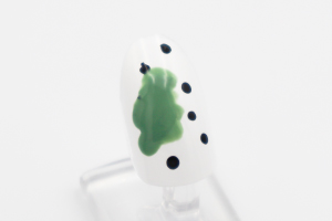 親指の爪が全体的に乾いたら「さわらび」を使ってお好みの模様を描きます。